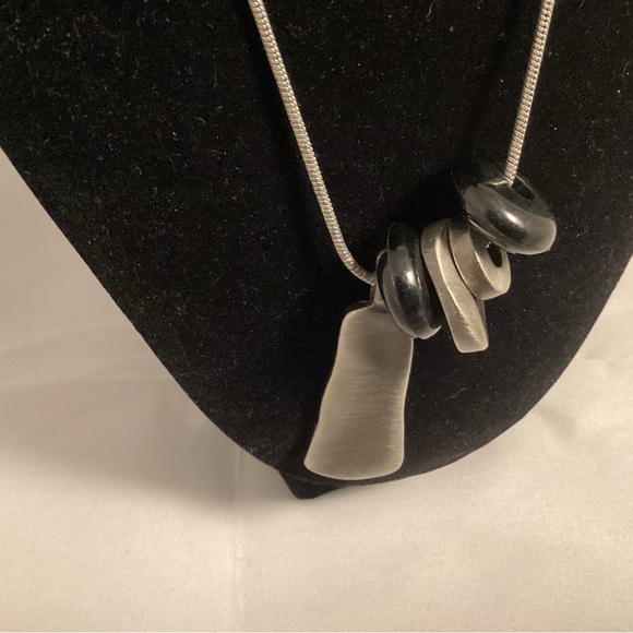 Metallic asymetric necklace - Picture 2 of 4